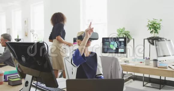 商务女性带虚拟耳机视频的预览图