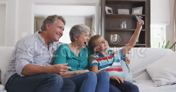 祖父母和孙子一起度过时光视频的预览图
