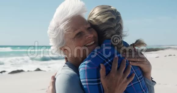 女人和她的母亲一起享受海滩上的自由时光视频的预览图