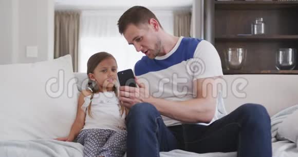 父亲和女儿一起度过时光视频的预览图
