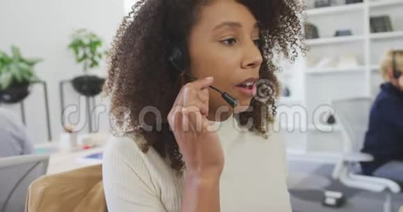 女人用耳机对着顾客说话视频的预览图