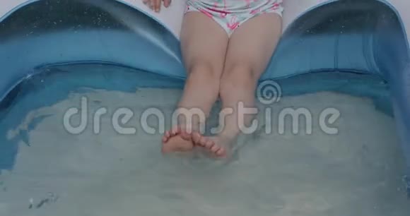 把女婴的腿放在水里视频的预览图