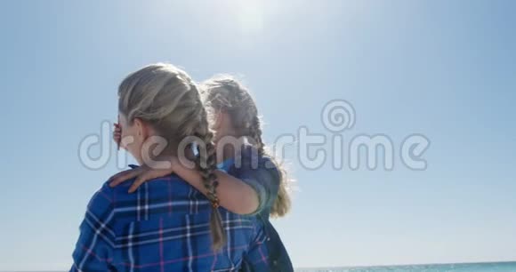 女人和女儿一起在海滩上享受自由时光视频的预览图