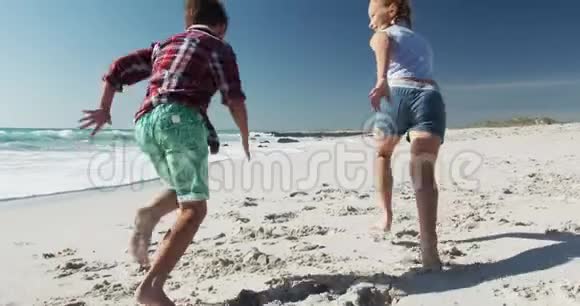 男孩和女孩一起在海滩上享受自由时光视频的预览图