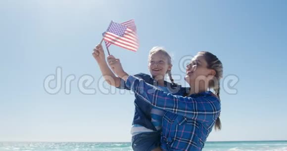 女人和女儿一起在海滩上享受自由时光视频的预览图