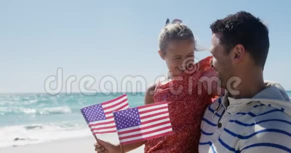 男人和他的女儿一起享受海滩上的自由时光视频的预览图