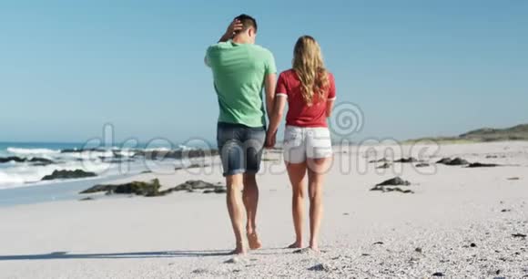 恋爱中的情侣一起享受海滩上的自由时光视频的预览图