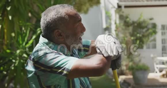 阳光明媚的一天老人在园艺视频的预览图