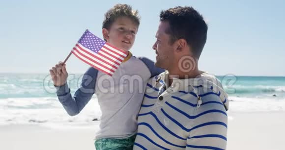 男人和他的儿子一起享受海滩上的自由时光视频的预览图