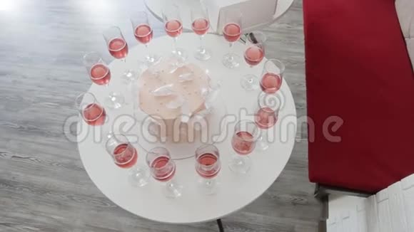照相机带着蛋糕和一杯香槟绕着桌子转视频的预览图
