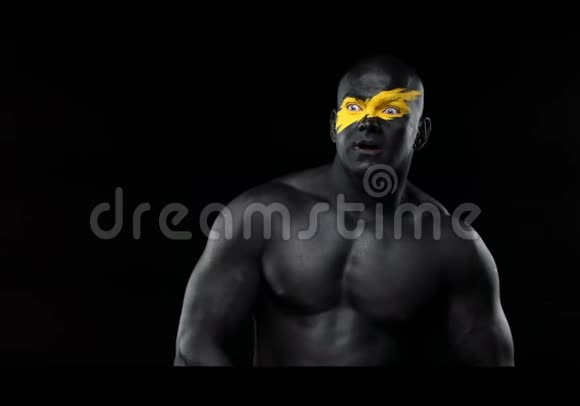 快乐男子体育迷庆祝球队胜利健美运动员面部艺术和黑色体彩黄色视频的预览图