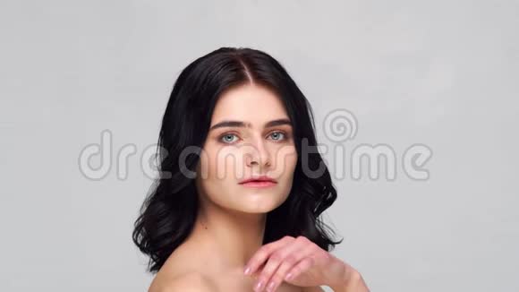 画室的照片年轻美丽的黑发女子灰色背景护肤健康化妆和化妆品视频的预览图