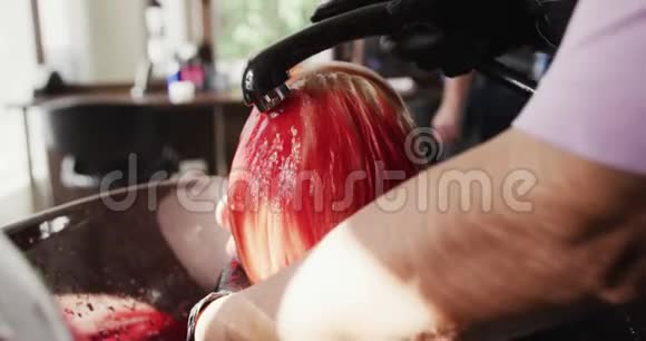 后视女士头发被理发师洗过视频的预览图