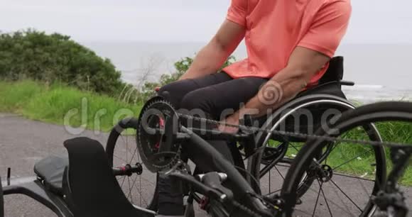 残疾人坐轮椅视频的预览图