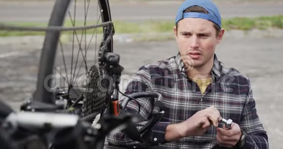 残疾人组装自行车部件视频的预览图