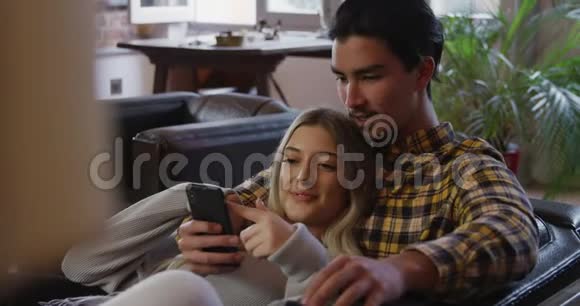 快乐的一对夫妇在他们的房子里共度时光视频的预览图