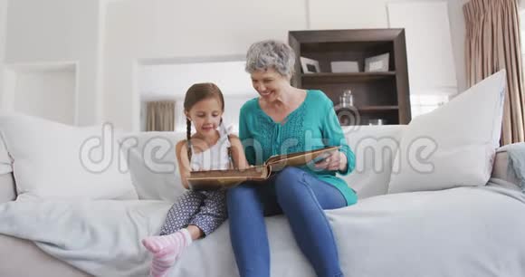 祖母和孙女一起度过时光视频的预览图