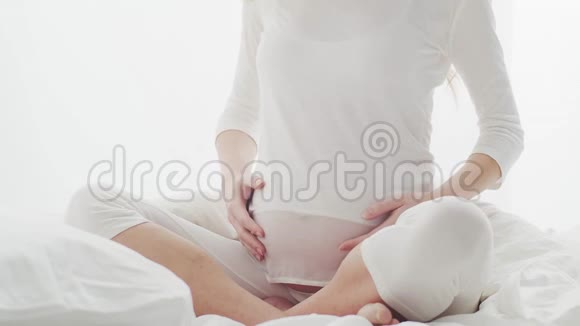 幸福的孕妇抚摸着她美丽的腹部怀孕母性和期望概念视频的预览图