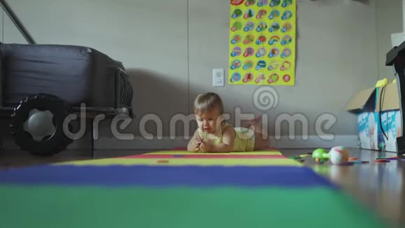 可爱的女婴在地板上涂鸦视频的预览图