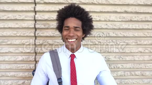 快乐的黑人在户外微笑有非洲头发的家伙视频的预览图