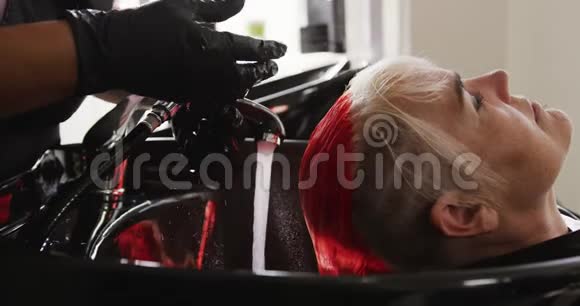 侧视妇女头发被理发师洗过视频的预览图