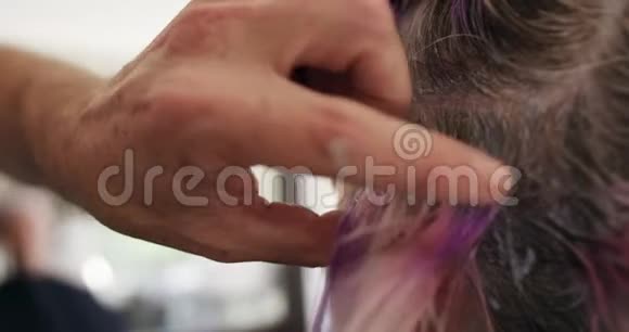 近距离观看的女人她的头发是由理发师设计的视频的预览图