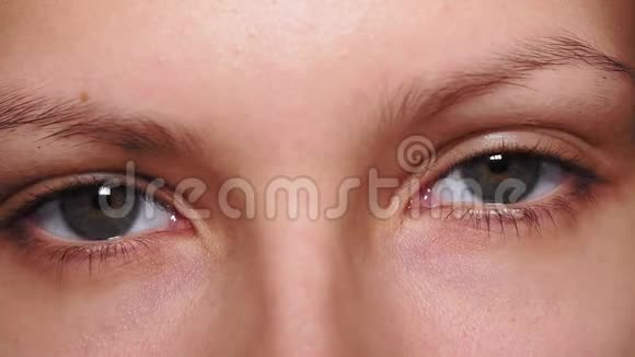 灰色棕色眼睛扇形异色看着相机一位年轻女子少年的肖像视频的预览图