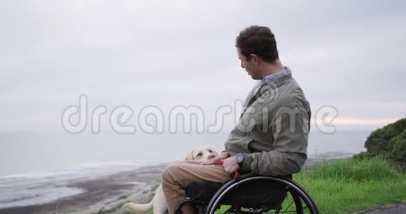 坐轮椅的人和他的狗在一起视频的预览图