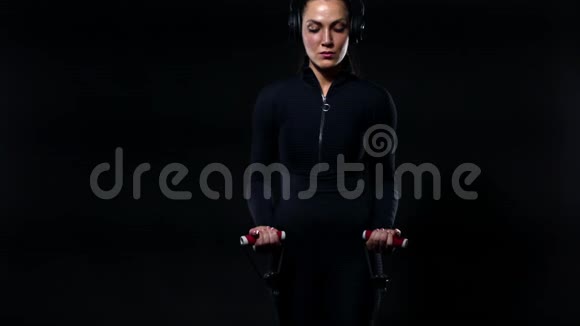 运动健身理念把女运动员装在运动服和耳机里用哑铃工作女孩被隔离视频的预览图