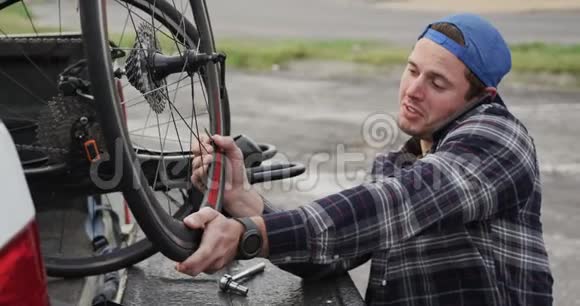残疾人组装自行车部件视频的预览图