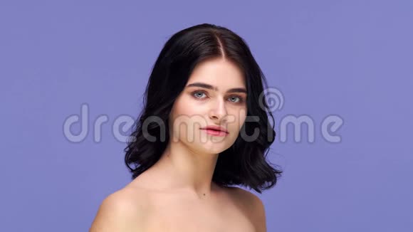 工作室的肖像年轻和美丽的黑发女子紫色背景护肤健康化妆和化妆品视频的预览图