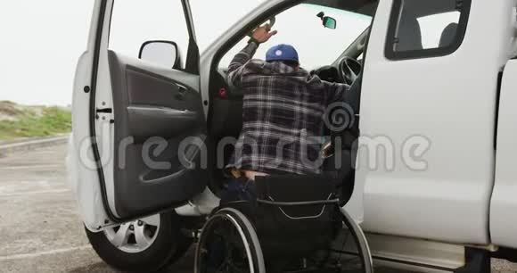 坐轮椅的残疾人上车视频的预览图