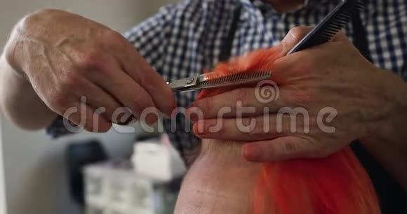 前景妇女的发型是理发师设计的视频的预览图