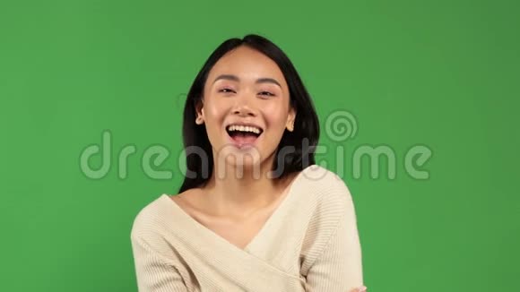 美丽的年轻开朗有趣的亚洲女孩高兴地微笑着进入相机的肖像以自然的肤色最小的视频的预览图