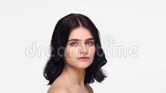 工作室的肖像年轻和美丽的黑发妇女在孤立的白色背景皮肤护理健康化妆视频的预览图