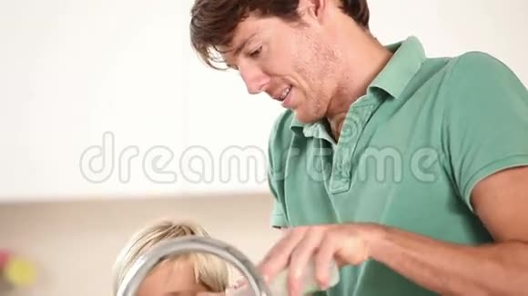 父母和孩子一起洗碗视频的预览图