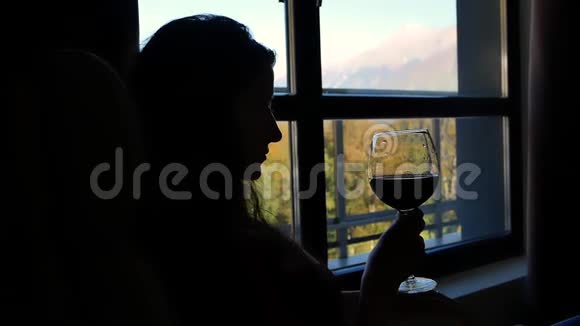 窗外有山的女子酒杯的剪影视频的预览图