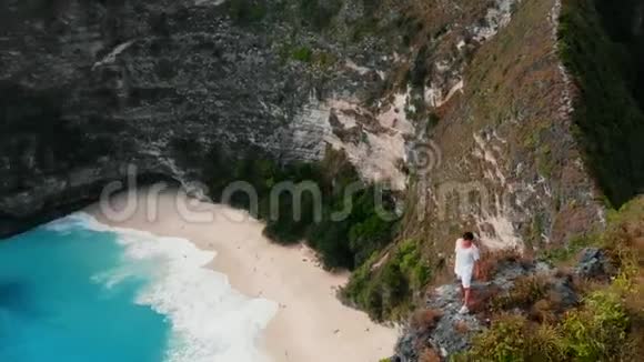 一个勇敢的人站在巴厘岛第二区的悬崖边上视频的预览图