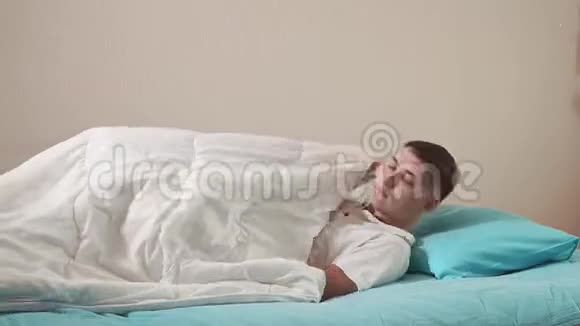 睡人千禧盖着毯子睡着了健康睡眠视频的预览图