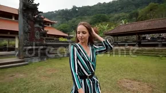 一位令人惊叹的女孩在巴厘岛第三部分漫步和探索当地的边缘视频的预览图