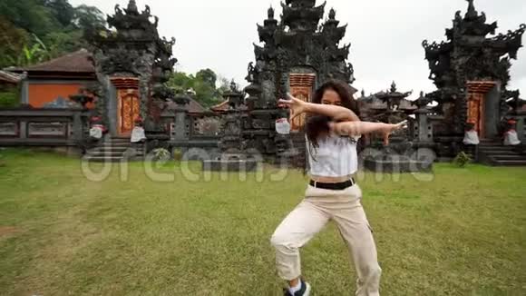 一个漂亮的女孩在巴厘岛的第二部分跳舞视频的预览图