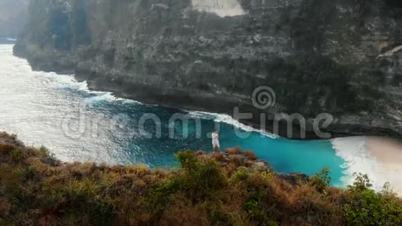 一个勇敢的人站在巴厘岛第一区的悬崖边上视频的预览图