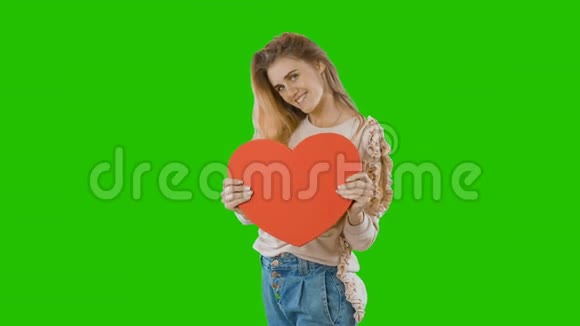 情人节礼物的红发女孩被隔离在绿色屏幕上视频的预览图