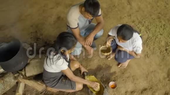 部落人民烹饪食物视频的预览图