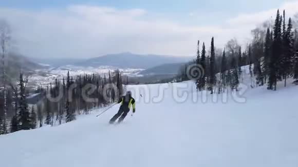 年轻的成人休闲滑雪者在寒冷的冬天享受田园诗般的完美天气独自在精心设计的滑雪板上滑雪视频的预览图