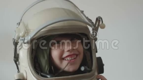 小孩微笑宇航员视频的预览图