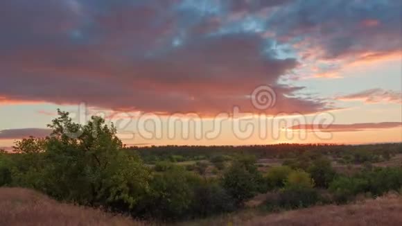 色彩斑斓的草原景观明亮的阴云日落视频的预览图