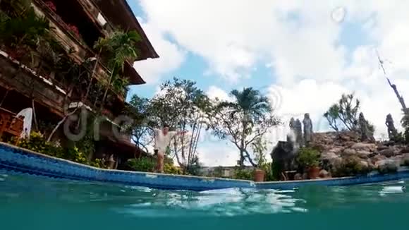 一个人在巴厘岛的泳池里前翻视频的预览图