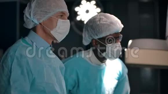 三名医生在手术前接受X光检查视频的预览图