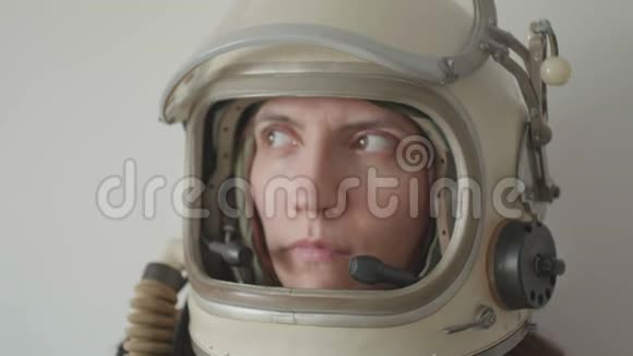 复古宇航员女肖像视频的预览图